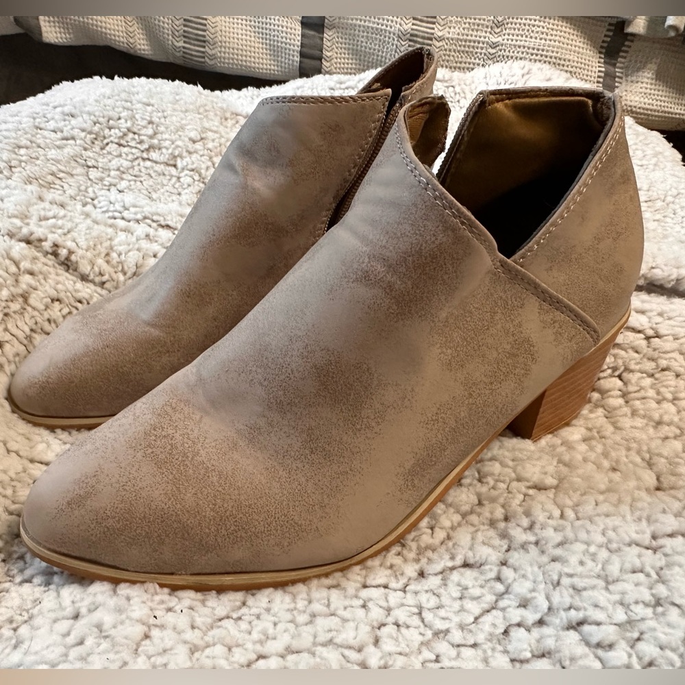 Women’s ankle boots in Taupe size 7